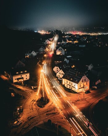 Die Magie der Weihnachtszeit: Lichter, die Herzen erhellen und die Dunkelheit zum Leuchten bringen.