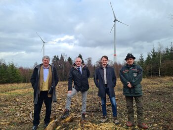 Alexander Klinke, Antonius Wiesemann, Julius Klinke und Frank Bossong (v.l.) auf der frisch bepflanzten Waldfläche am Kohlberg