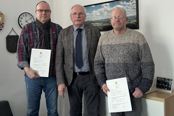 Torsten Stegemann, Bürgermeister Antonius Wiesemann und Volker Janko (v.l.) unterzeichneten eine Vereinbarung zur Pflege der Kriegsgräber in Neuenrade.