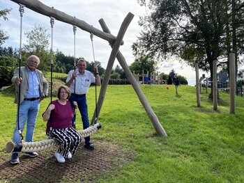 Bürgermeister Antonius Wiesemann, Bettina Vollmann und Josef Brockhagen eröffneten den Spielplatz.