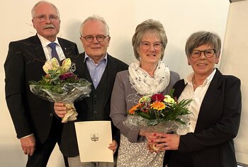 Bürgermeister Antonius Wiesemann (l.) würdigte die Verdienste von Thomas Wette, Ulrike Wolfinger und Regina Lückert (r.).