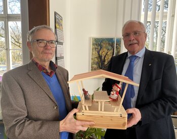 Willi Wolfinger hat Bürgermeister Antonius Wiesemann 1.000 Euro für eine Sitzgruppe am Bürgerwald überreicht.