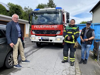 Die Feuerwehr kommt hier einfach nicht weiter, ein parkendes Auto versperrt den Weg. Bürgermeister Antonius Wiesemann, Feuerwehr-Pressesprecher Nils Kohlhage und Frank Herber vom Ordnungsamt wollen für das Parkverhalten in schmalen Straßen sensibilisieren. 