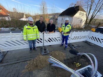 Das Foto zeigt von links Tanju Acik, Bauleiter Gatter3 – Tiefbau, Johannes Kobeloer von Westenergie, Bürgermeister Antonius Wiesemann und Christian Holterhoff, Projektleiter von Westnetz.